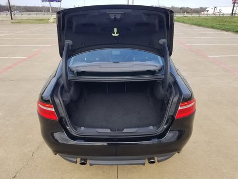Used 2018 Jaguar XE Premium image 11
