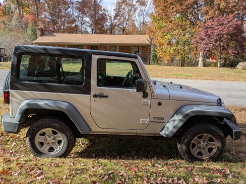Used 2012 Jeep Wrangler Sport w/ Connectivity Group image 11