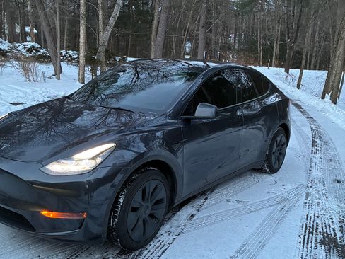 Used 2024 Tesla Model Y Long Range image 1