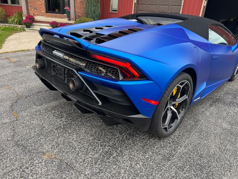 Used 2021 Lamborghini Huracan EVO image 10