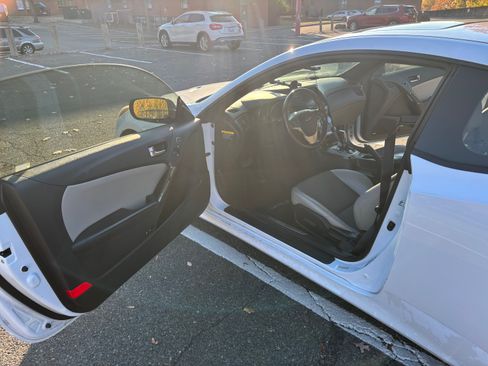Used 2013 Hyundai Genesis 2.0T image 21