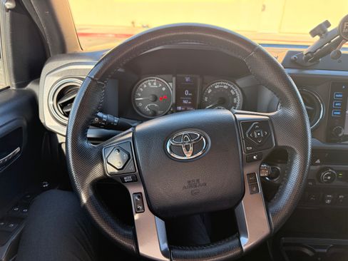 Used 2018 Toyota Tacoma TRD Off-Road w/ Technology Package AWD/4WD image 13