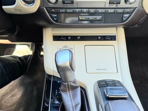 Used 2017 Lexus ES 350 w/ Navigation System Package image 8