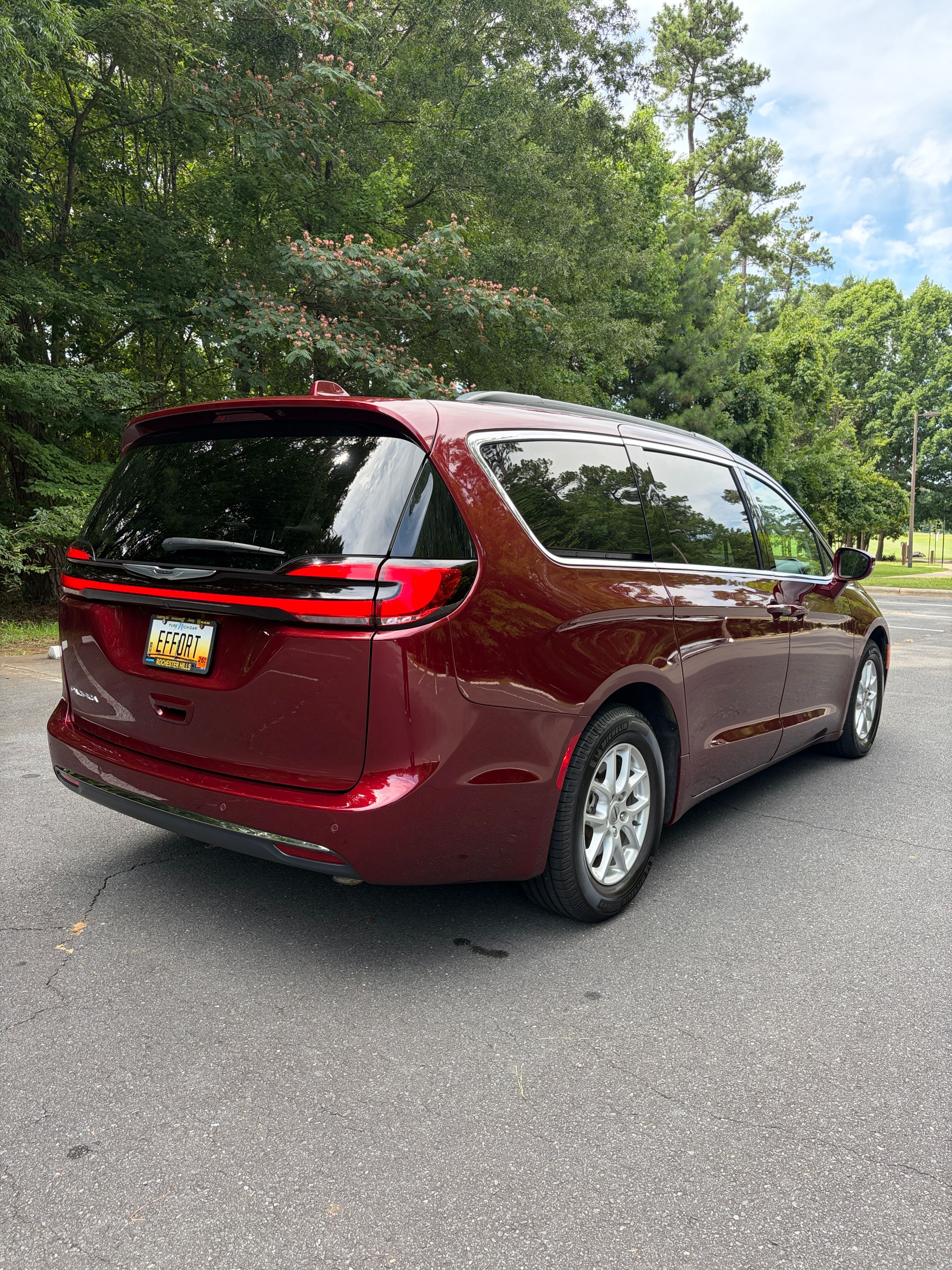 Used 2022 Chrysler Pacifica Touring-L FWD image 2