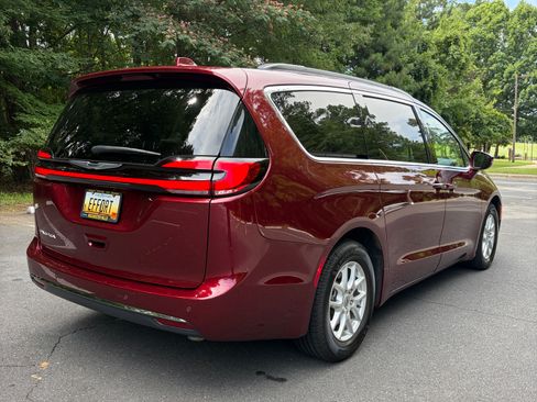Used 2022 Chrysler Pacifica Touring-L FWD image 2