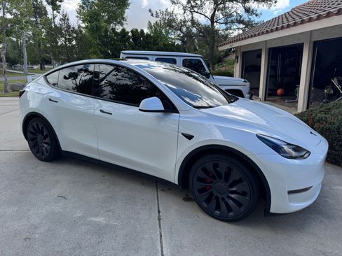 Used 2024 Tesla Model Y Performance image 3