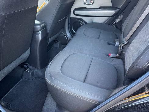 Used 2019 Kia Soul + image 9
