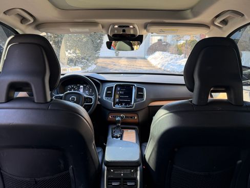 Used 2022 Volvo XC90 T6 Momentum w/ Climate Package image 12
