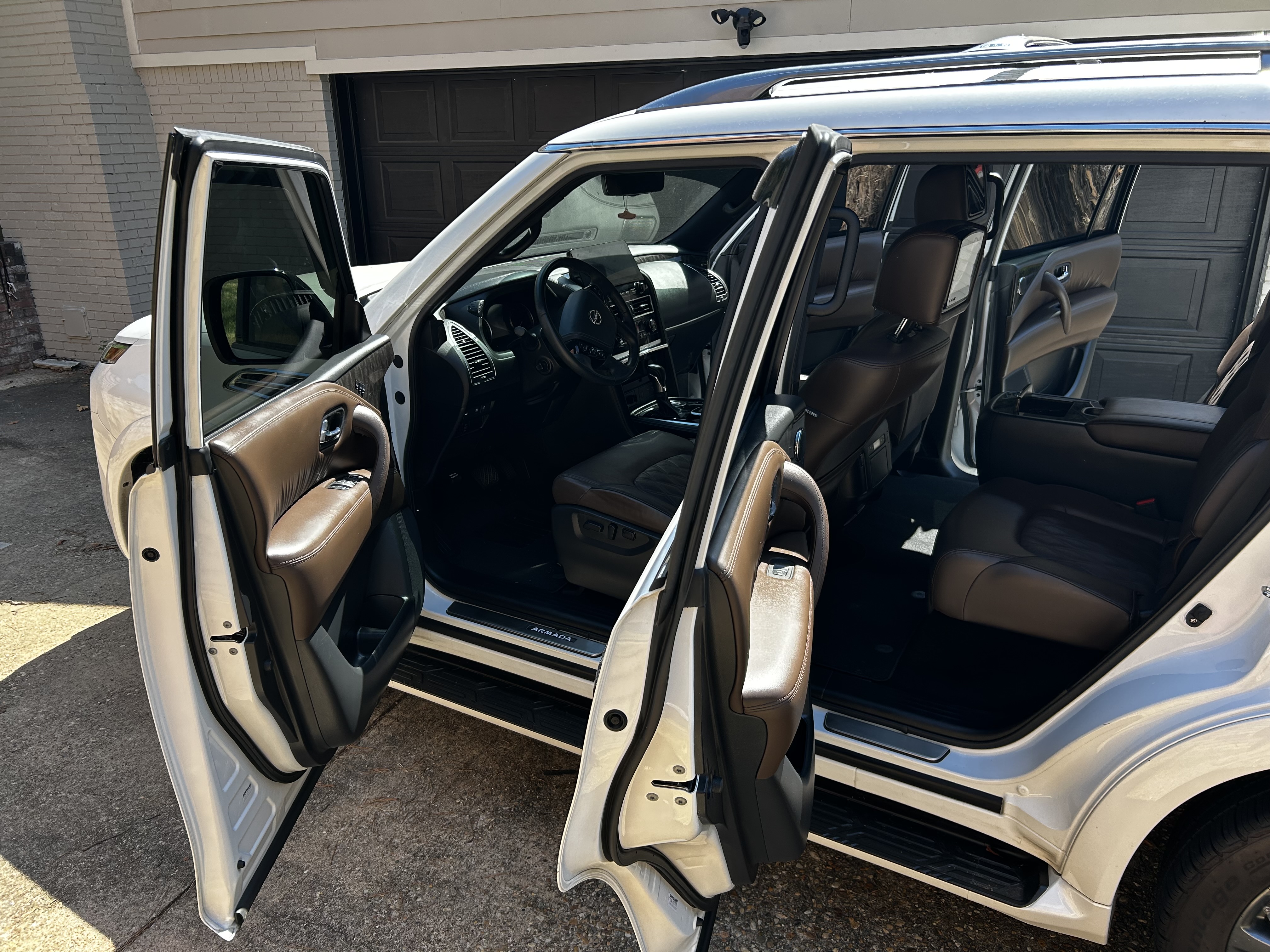 Used 2023 Nissan Armada Platinum w/ Captain's Chairs Package RWD image 4