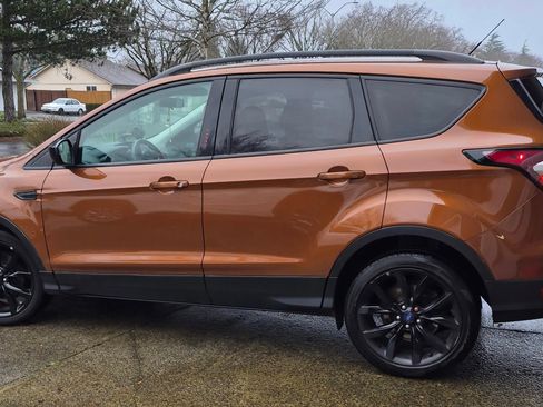 Used 2017 Ford Escape SE w/ SE Sport Appearance Package image 6