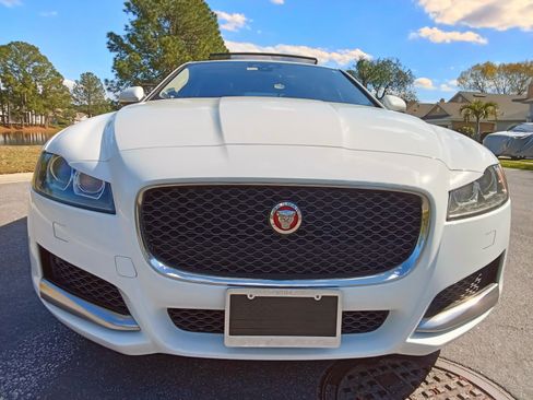 Used 2019 Jaguar XF Premium image 8