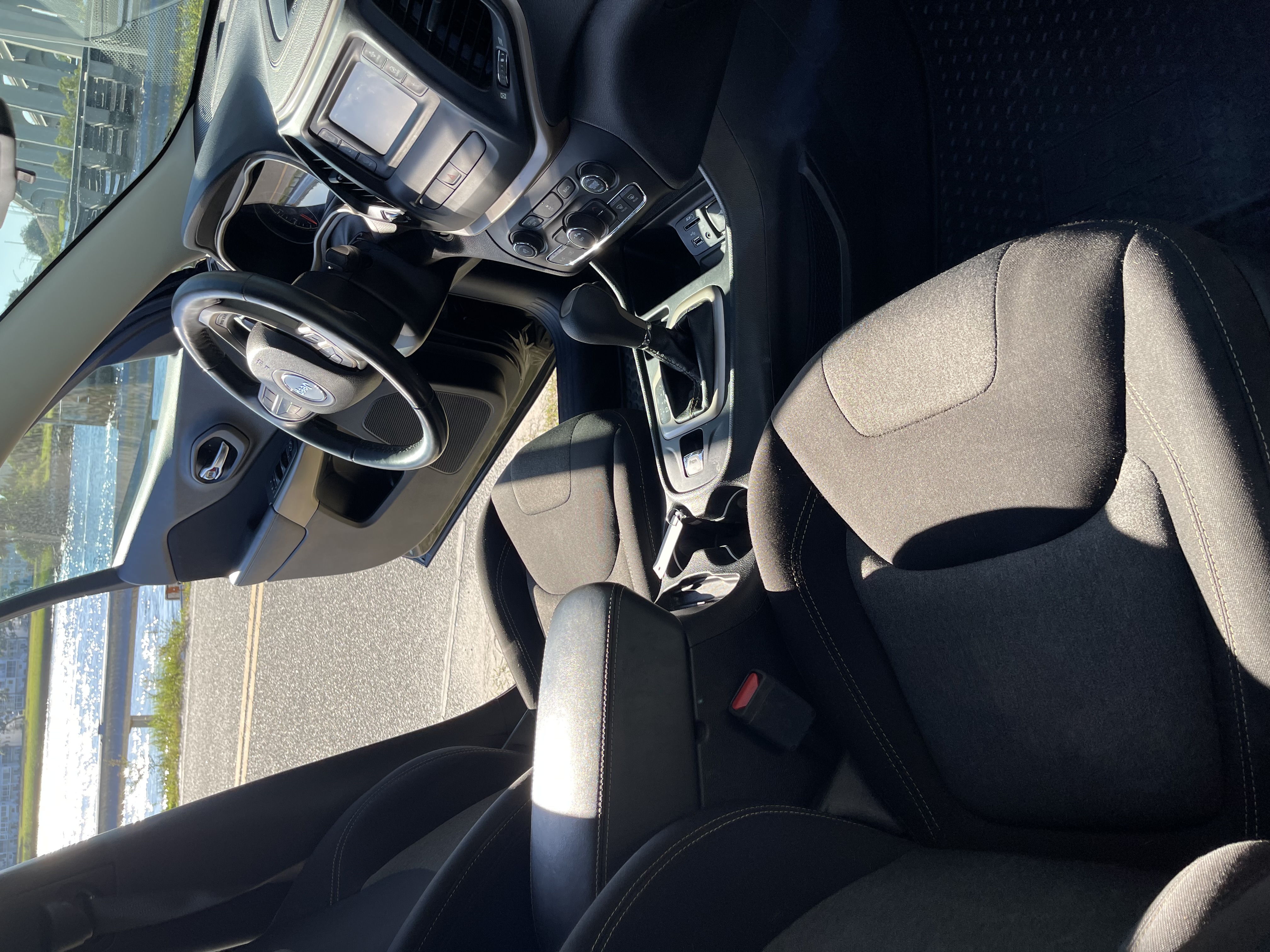 Used 2018 Jeep Cherokee Latitude w/ Cold Weather Group FWD image 8