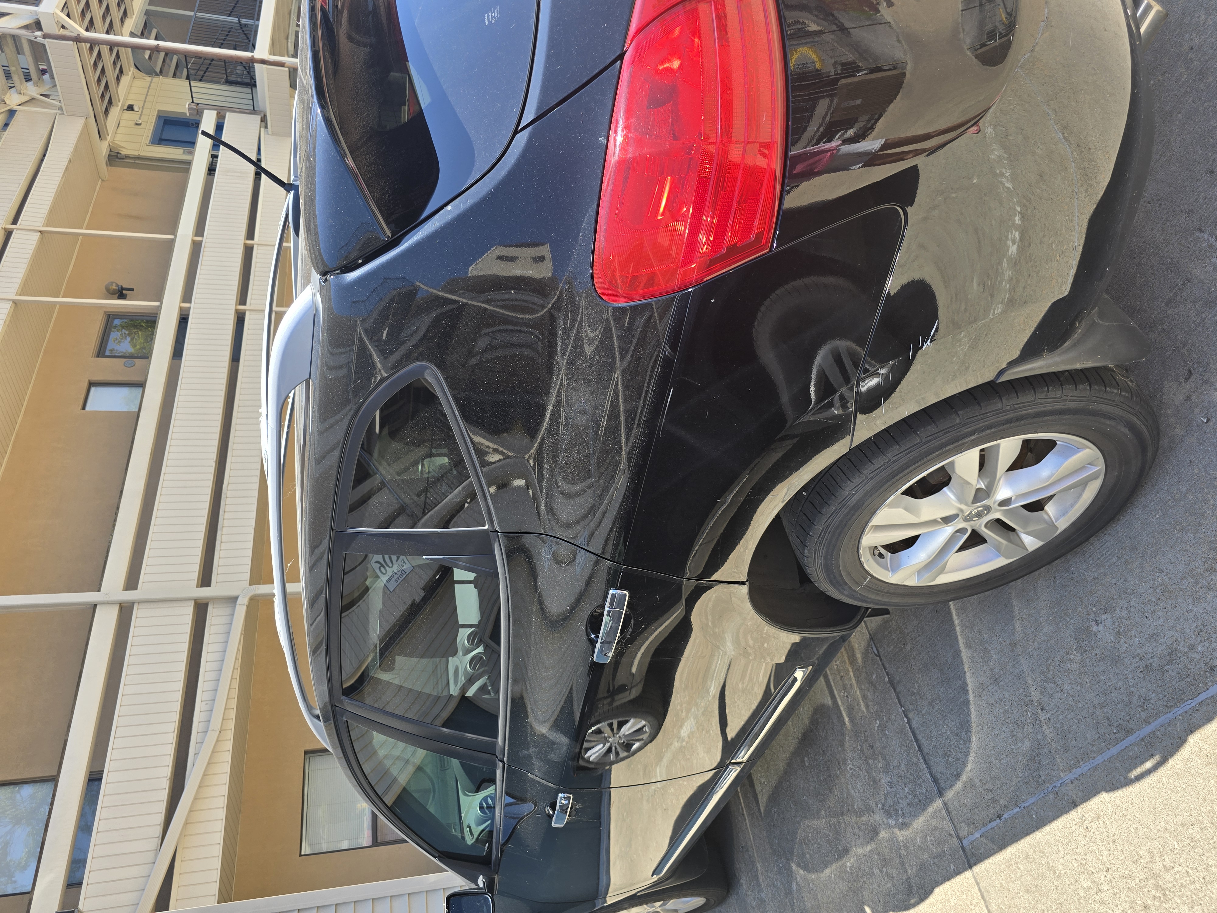 Used 2012 Nissan Rogue SV FWD image 1