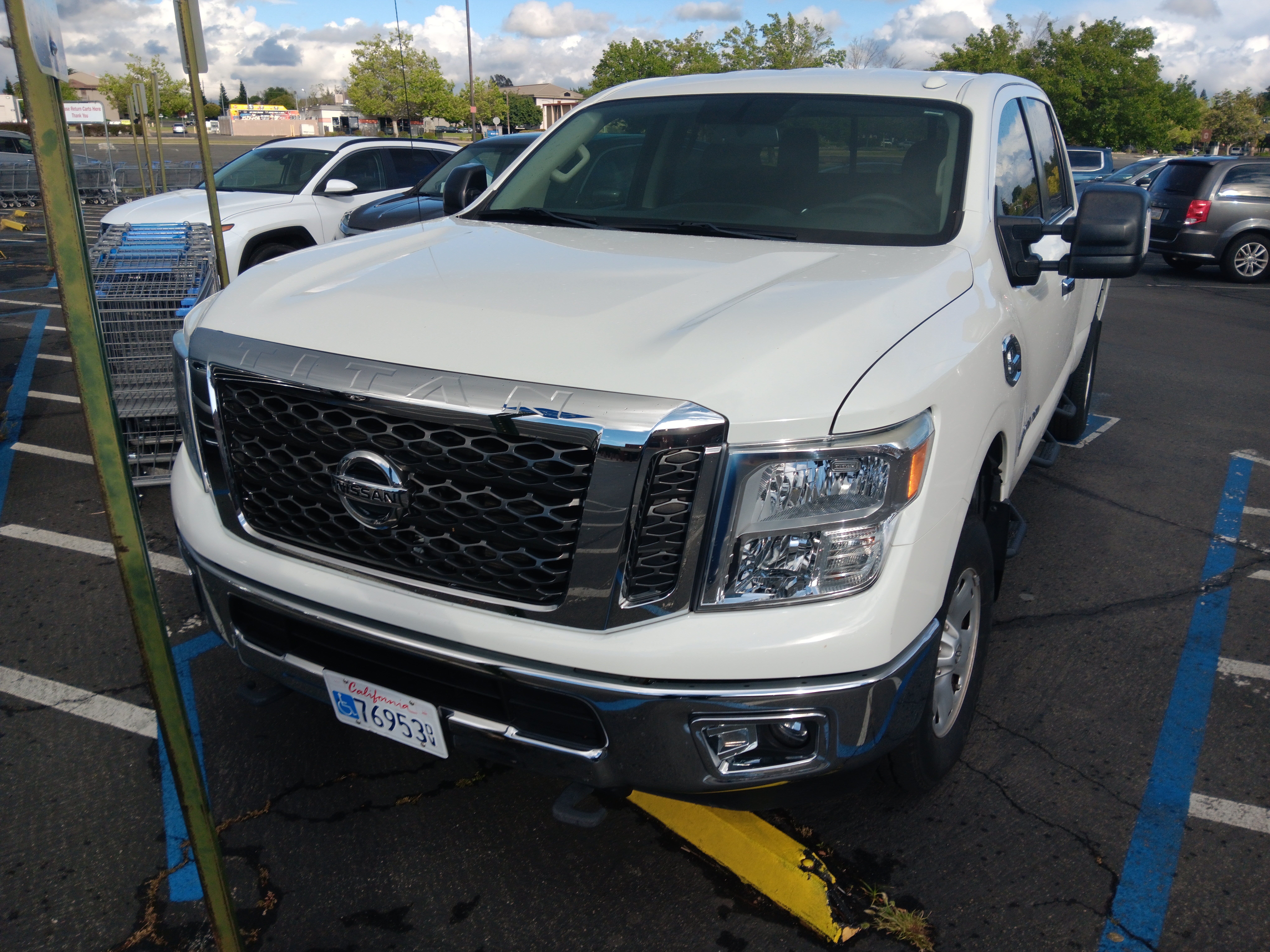 Used 2017 Nissan Titan SV AWD/4WD image 4
