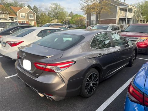 Used 2018 Toyota Camry SE FWD image 2