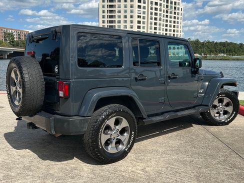 Used 2018 Jeep Wrangler Unlimited Sahara AWD/4WD image 15
