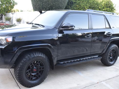 Used 2022 Toyota 4Runner SR5 Premium w/ Moonroof Package AWD/4WD image 1