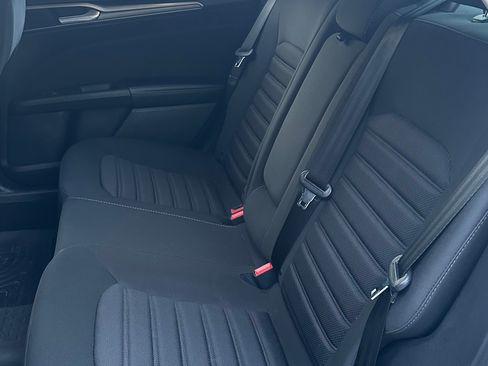 Used 2019 Ford Fusion SE FWD image 2