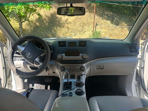Used 2012 Toyota Highlander SE w/ Tow Pkg FWD image 11