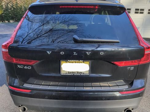 Used 2019 Volvo XC60 T5 Momentum w/ Multimedia Package image 4