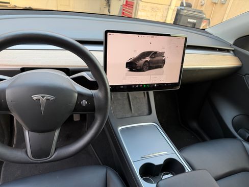 Used 2022 Tesla Model Y Long Range image 10