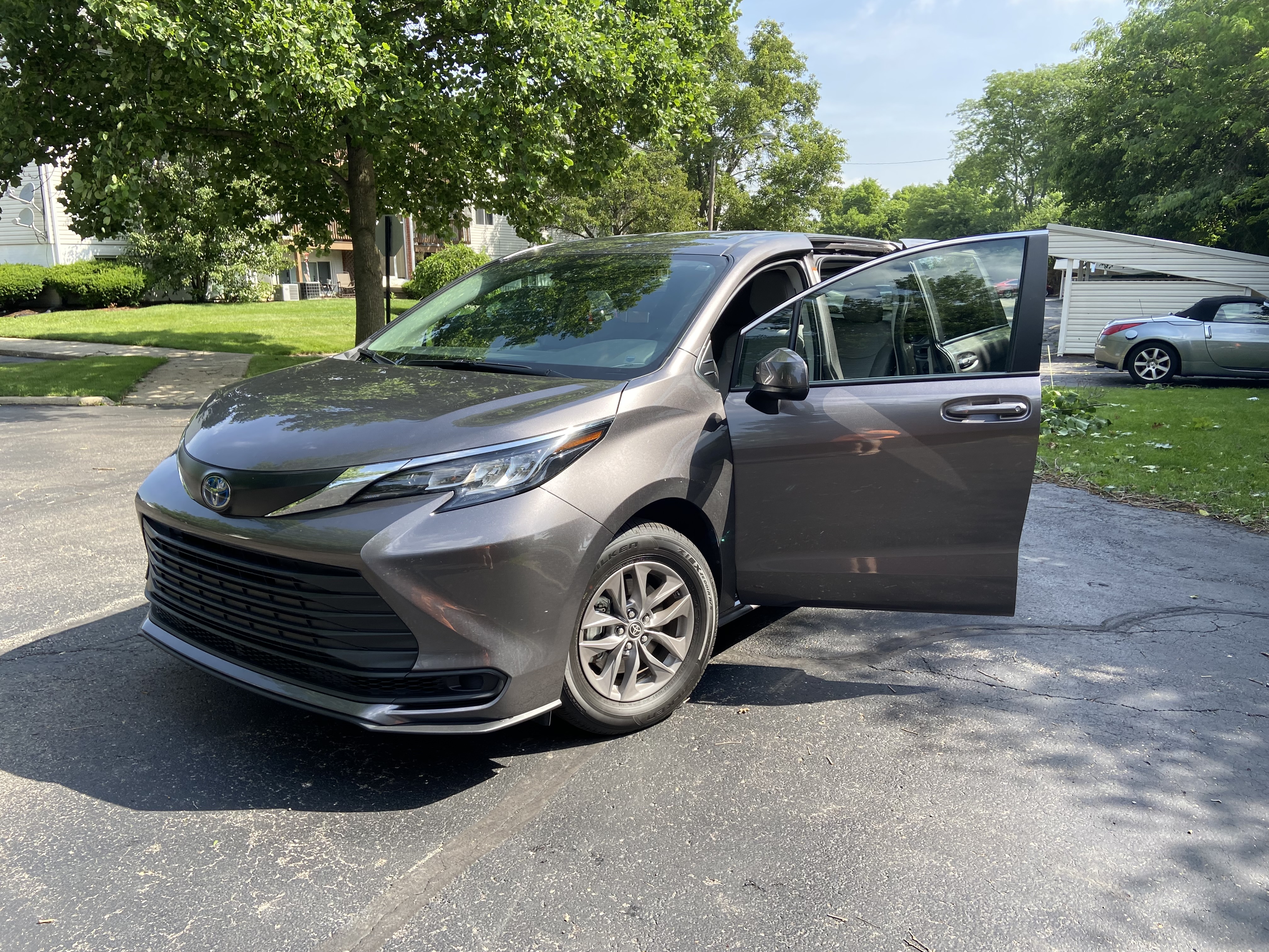 Used 2022 Toyota Sienna LE FWD image 2