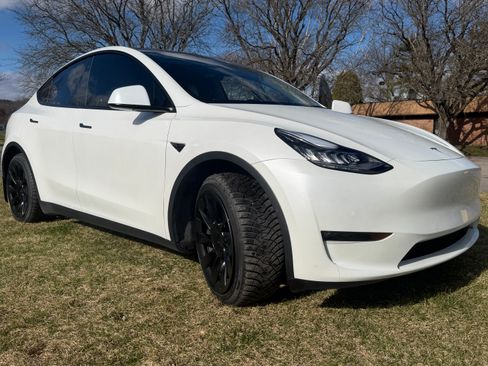 Used 2021 Tesla Model Y Long Range AWD/4WD image 1