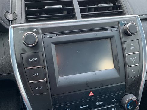 Used 2016 Toyota Camry LE image 5