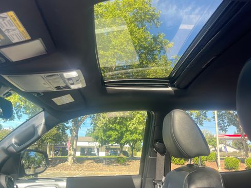 Used 2018 Toyota Tacoma TRD Sport AWD/4WD image 11