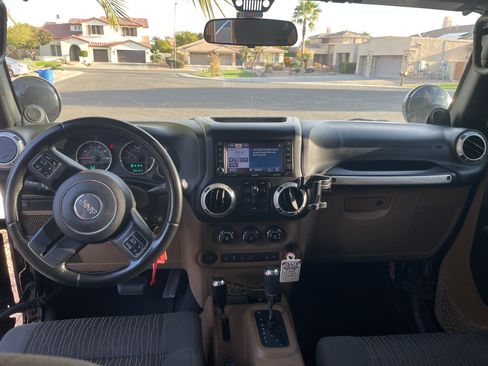 Used 2011 Jeep Wrangler Unlimited Rubicon w/ Connectivity Group image 5