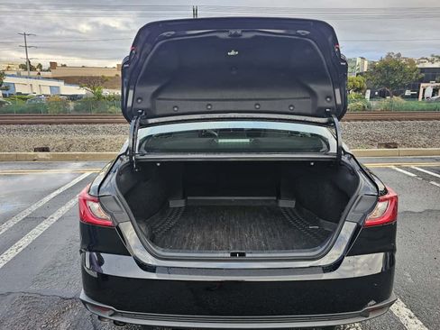 Used 2025 Toyota Camry SE image 14