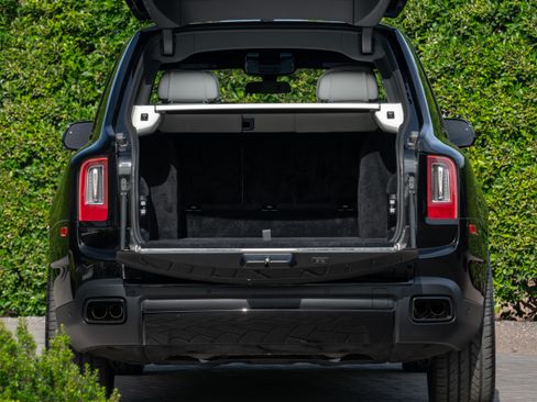 Used 2022 Rolls-Royce Cullinan Black Badge w/ Dark Exterior Package image 18