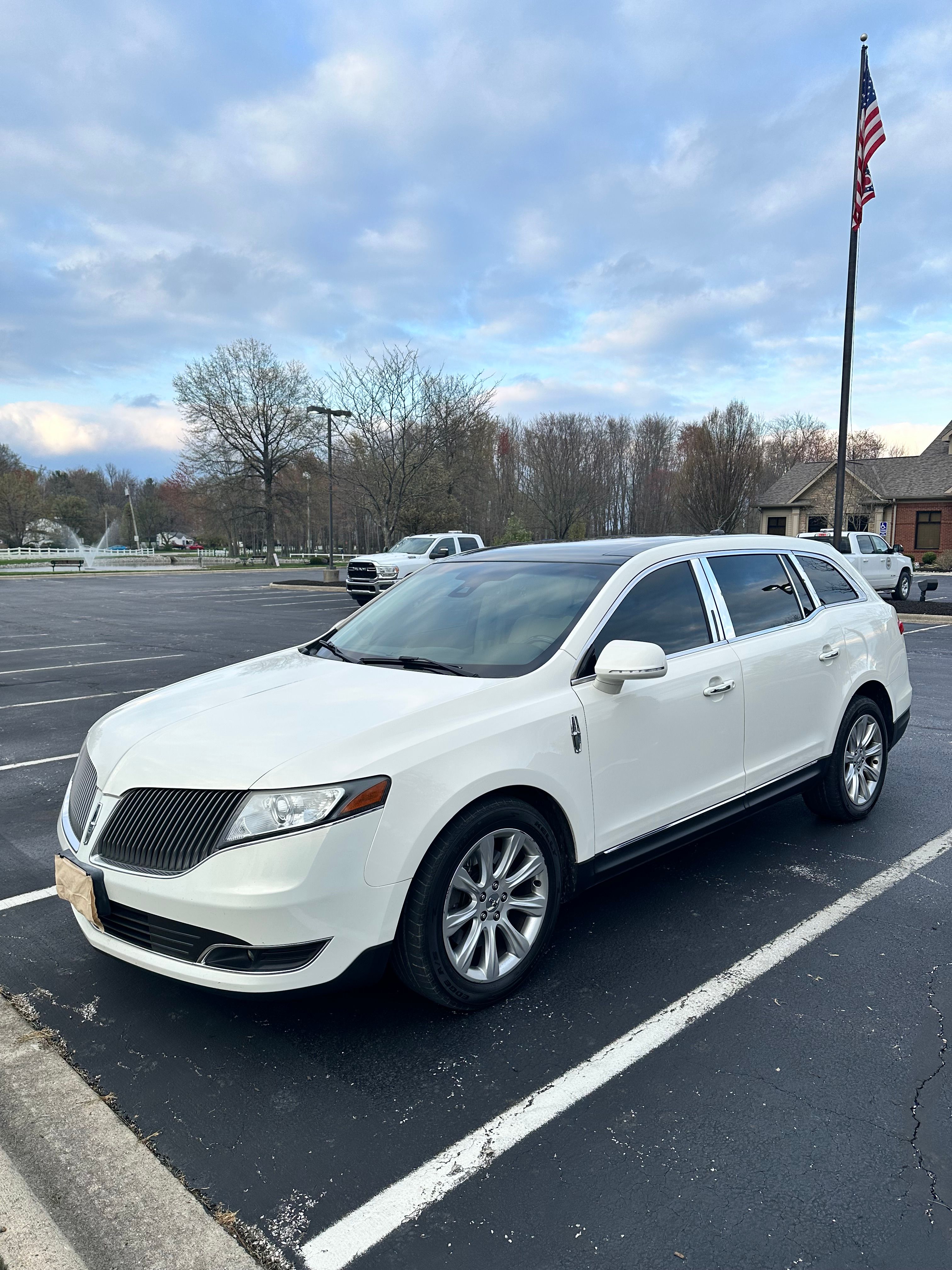 Used 2013 Lincoln MKT AWD image 1