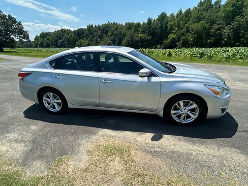 Used 2015 Nissan Altima 2.5 SL w/ Technology Package FWD image 5