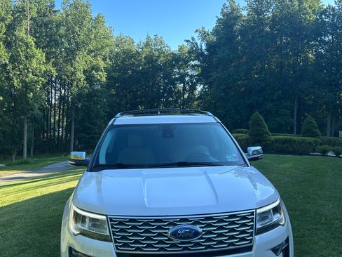 Used 2018 Ford Explorer Platinum AWD/4WD image 2
