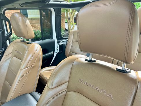 Used 2022 Jeep Wrangler Unlimited Sahara w/ Cold Weather Group AWD/4WD image 17