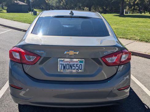 Used 2017 Chevrolet Cruze LT w/ Convenience Package FWD image 4