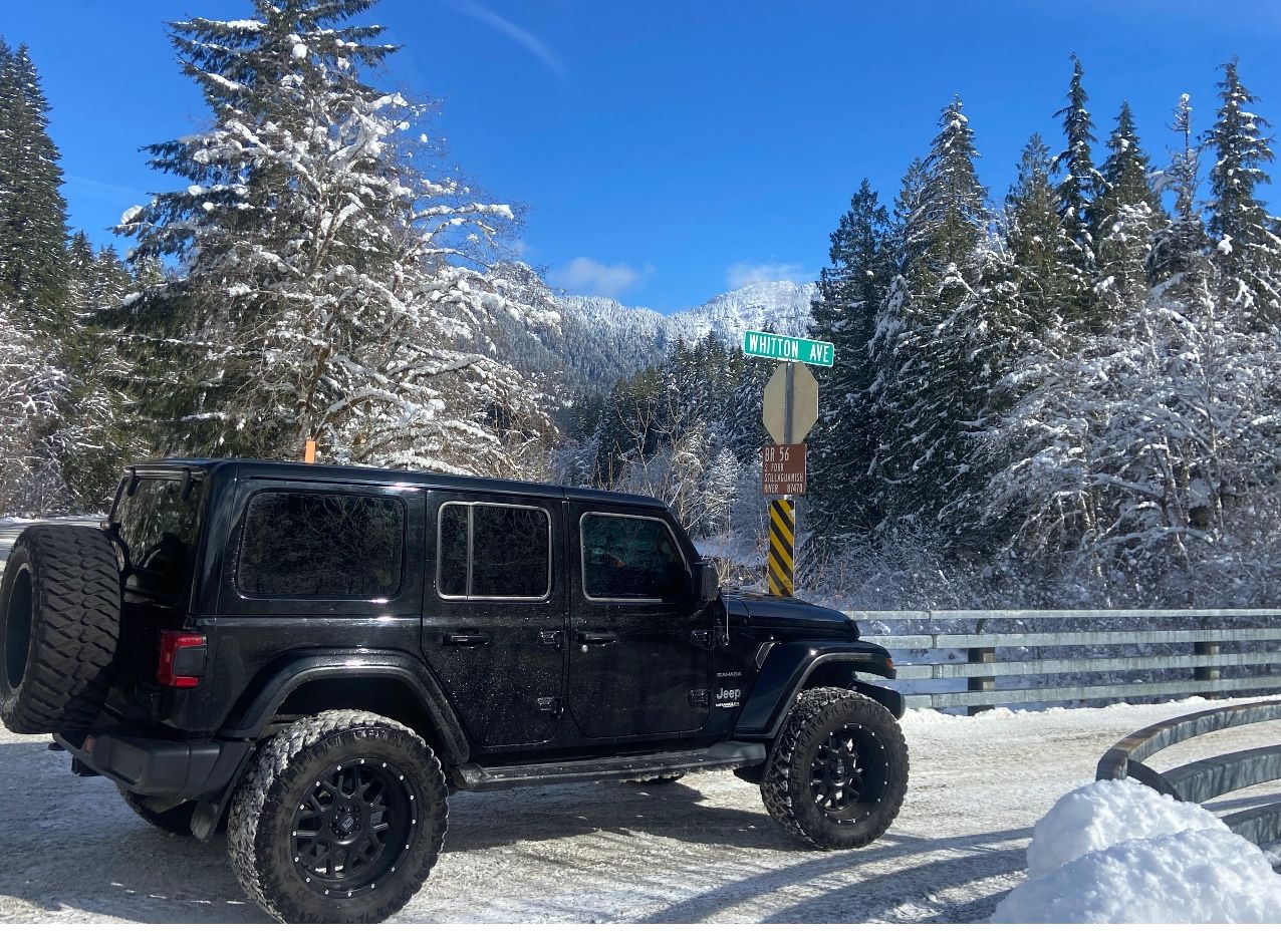 Used 2018 Jeep Wrangler Unlimited Sahara w/ Uconnect 4C Nav & Sound Group AWD/4WD image 1