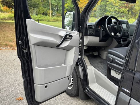 Used 2016 Mercedes-Benz Sprinter 2500 image 18