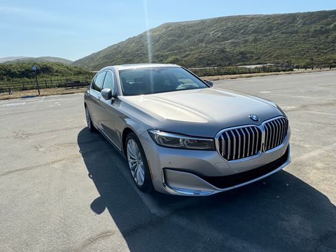 Used 2022 BMW 740i w/ Premium Package image 6