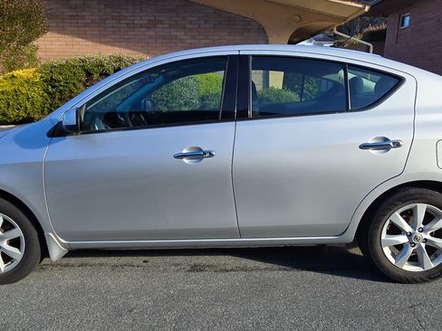 Used 2014 Nissan Versa SV w/ Convenience Package image 4