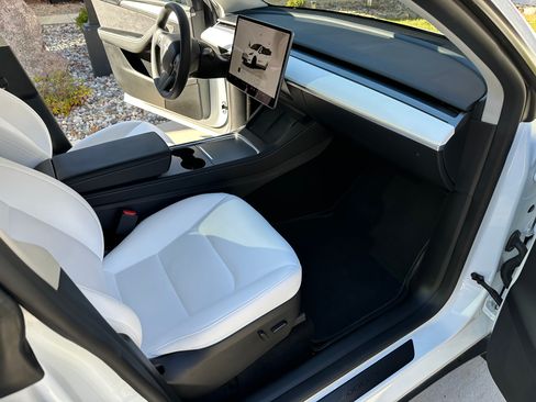 Used 2025 Tesla Model Y Performance image 5