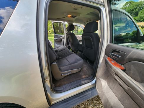 Used 2011 Chevrolet Suburban 2500 LS w/ Skid Plate Package AWD/4WD image 16