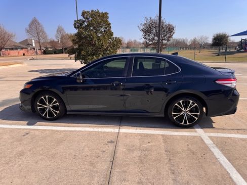 Used 2020 Toyota Camry SE image 1