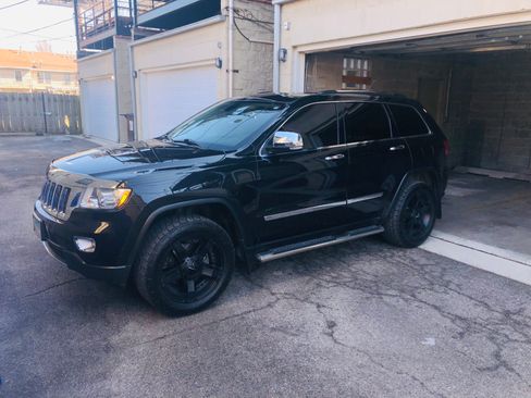 Used 2013 Jeep Grand Cherokee Overland w/ Advance Technology Group AWD/4WD image 15