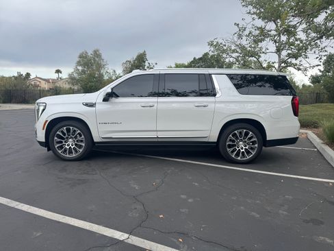 Used 2025 GMC Yukon XL Denali w/ Denali Reserve Package image 4