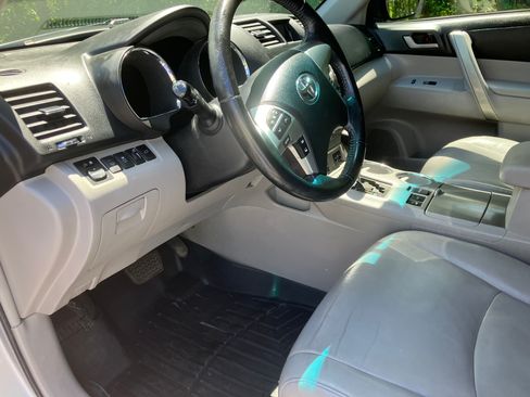 Used 2012 Toyota Highlander SE w/ Tow Pkg AWD/4WD image 12