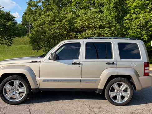 Used 2011 Jeep Liberty Limited w/ Tire & Wheel Group AWD/4WD image 4