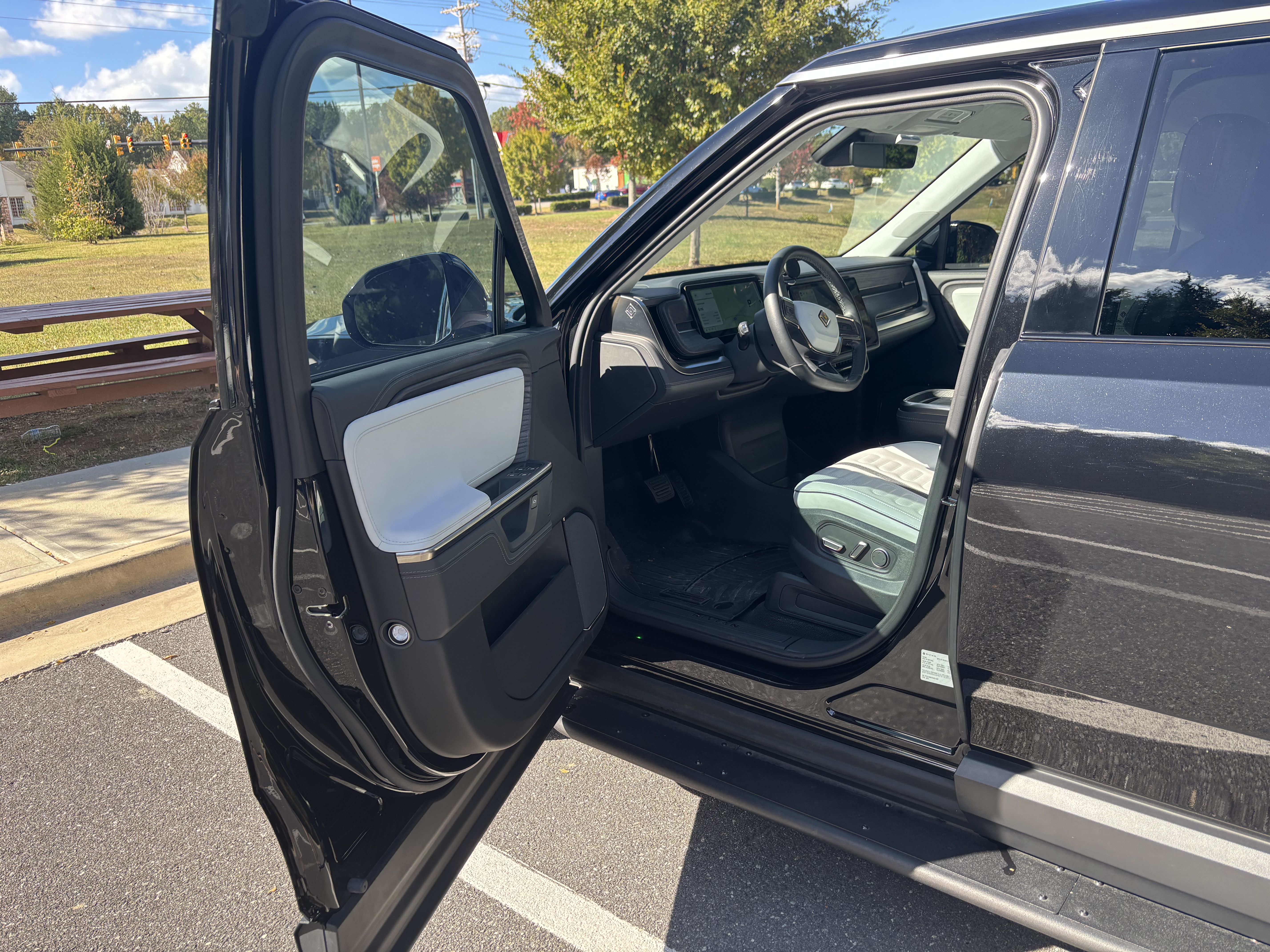 Used 2025 Rivian R1S Adventure Dual AWD/4WD image 15