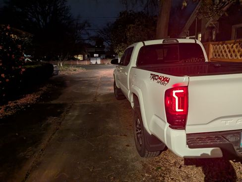Used 2017 Toyota Tacoma TRD Sport image 4